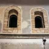 Lasciandoci la cappella sulla destra e, spostandoci sulla sinistra, notiamo in alto due antichi archetti in pietra, resti dei secolari edifici che compongono il fabbricato